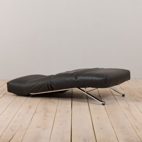 22466 Jens Juul Eilersen. Daybed on chromed steel frame 6295300-8 22466 Jens Juul Eilersen. Daybed on chromed steel frame 6295300-8