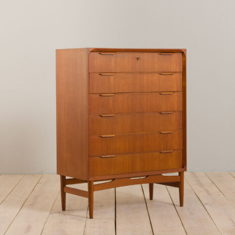 23051 Danish vintage dresser in teak w. 6 drawers on lightly sculpted base, 1960s-1