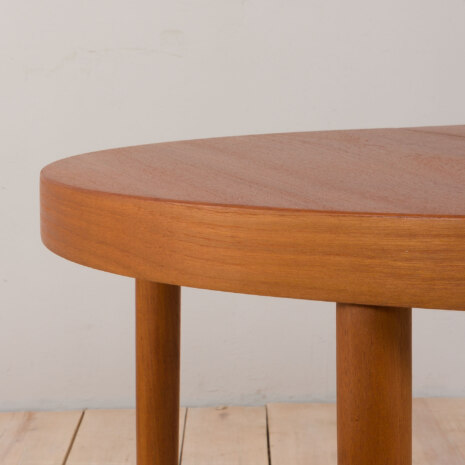 23043 Kai Kristiansen odnowiony okrągły stół z drewna tekowego z 2 przedłużeniami, lata 60. 23043 Kai Kristiansen odnowiony okrągły stół z drewna tekowego z 2 przedłużeniami, lata 60.