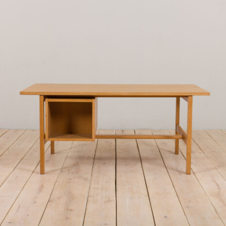 23086 Hans J. Wegner Freestanding desk in oak-10 23086 Hans J. Wegner Freestanding desk in oak-10
