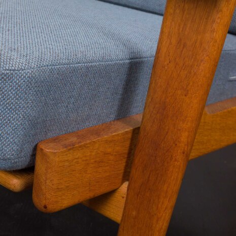 23017 Hans J. Wegner set of oak three-seater sofa and lounge chair for Getama reupholstered in Kvadrat fabric, Denmark 1950s-11 23017 Hans J. Wegner set of oak three-seater sofa and lounge chair for Getama reupholstered in Kvadrat fabric, Denmark 1950s-11