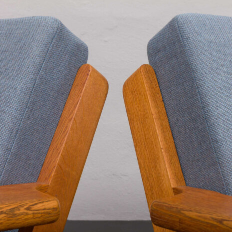 23017 Hans J. Wegner set of oak three-seater sofa and lounge chair for Getama reupholstered in Kvadrat fabric, Denmark 1950s-13 23017 Hans J. Wegner set of oak three-seater sofa and lounge chair for Getama reupholstered in Kvadrat fabric, Denmark 1950s-13