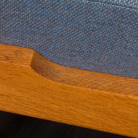 23017 Hans J. Wegner set of oak three-seater sofa and lounge chair for Getama reupholstered in Kvadrat fabric, Denmark 1950s-14 23017 Hans J. Wegner set of oak three-seater sofa and lounge chair for Getama reupholstered in Kvadrat fabric, Denmark 1950s-14