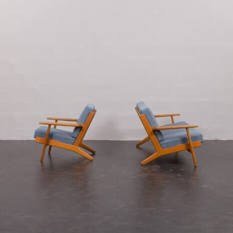 23017 Hans J. Wegner set of oak three-seater sofa and lounge chair for Getama reupholstered in Kvadrat fabric, Denmark 1950s-4 23017 Hans J. Wegner set of oak three-seater sofa and lounge chair for Getama reupholstered in Kvadrat fabric, Denmark 1950s-4