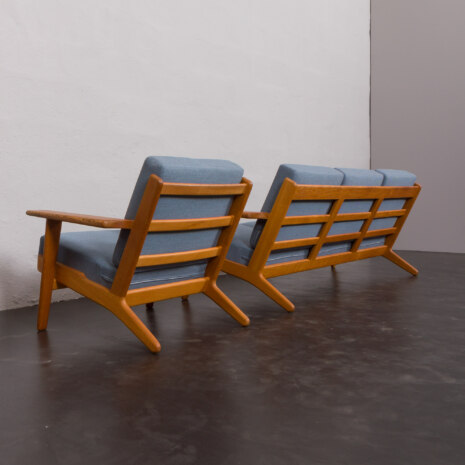 23017 Hans J. Wegner set of oak three-seater sofa and lounge chair for Getama reupholstered in Kvadrat fabric, Denmark 1950s-7 23017 Hans J. Wegner set of oak three-seater sofa and lounge chair for Getama reupholstered in Kvadrat fabric, Denmark 1950s-7