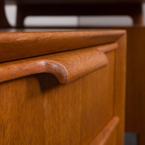 23140 Gunni Omann für Omann Jun_s Møbelfabrik. Freistehender Teakholz-Schreibtisch, Modell _75_ -20 23140 Gunni Omann für Omann Jun_s Møbelfabrik. Freistehender Teakholz-Schreibtisch, Modell _75_ -20