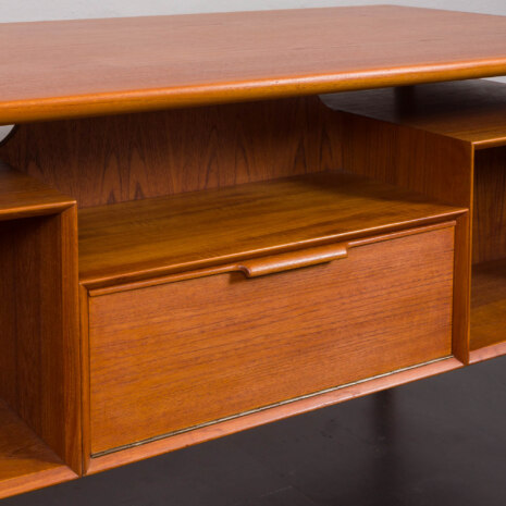 23140 Gunni Omann für Omann Jun_s Møbelfabrik. Freistehender Teakholz-Schreibtisch, Modell _75_ -22 23140 Gunni Omann für Omann Jun_s Møbelfabrik. Freistehender Teakholz-Schreibtisch, Modell _75_ -22