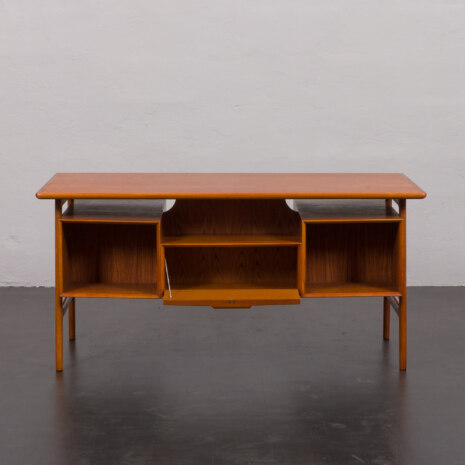 23140 Gunni Omann für Omann Jun_s Møbelfabrik. Freistehender Teakholz-Schreibtisch, Modell _75_ -9 23140 Gunni Omann für Omann Jun_s Møbelfabrik. Freistehender Teakholz-Schreibtisch, Modell _75_ -9