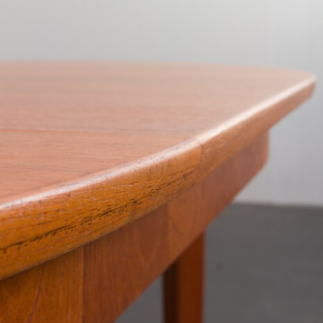 23153 08032023 Duński producent mebli. Stół do jadalni z dodatkowymi talerzami, drewno tekowe (3) 6352117-12 23153 08032023 Duński producent mebli. Stół do jadalni z dodatkowymi talerzami, drewno tekowe (3) 6352117-12