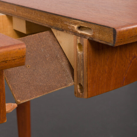 23153 08032023 Duński producent mebli. Stół do jadalni z dodatkowymi talerzami, drewno tekowe (3) 6352117-16 23153 08032023 Duński producent mebli. Stół do jadalni z dodatkowymi talerzami, drewno tekowe (3) 6352117-16