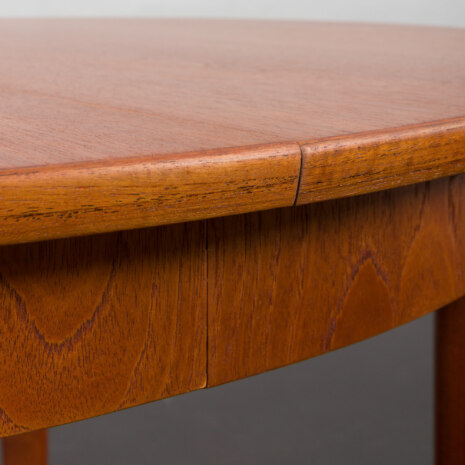 23153 08032023 Duński producent mebli. Stół do jadalni z dodatkowymi talerzami, drewno tekowe (3) 6352117-19 23153 08032023 Duński producent mebli. Stół do jadalni z dodatkowymi talerzami, drewno tekowe (3) 6352117-19