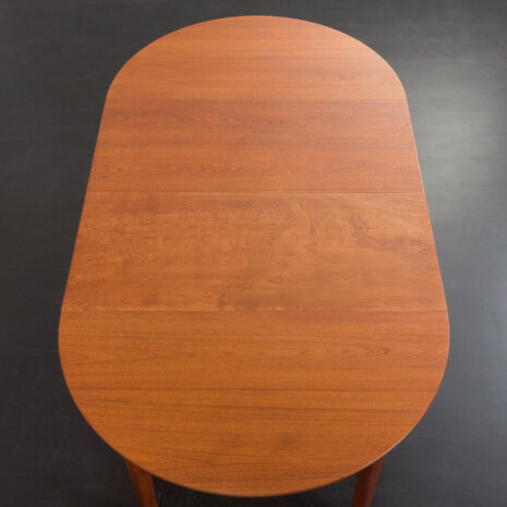 23153 08032023 Duński producent mebli. Stół jadalniany z dodatkowymi talerzami, drewno tekowe (3) 6352117-6 23153 08032023 Duński producent mebli. Stół jadalniany z dodatkowymi talerzami, drewno tekowe (3) 6352117-6