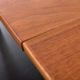 23153 08032023 Duński producent mebli. Stół do jadalni z dodatkowymi talerzami, drewno tekowe (3) 6352117-7