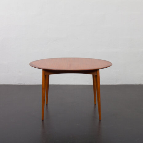 23206 Table de salle à manger ronde scandinave du milieu du siècle en teck avec 2 rallonges dans le style de Svend Aage Madsen, Danemark années 1960.-3 23206 Table de salle à manger ronde scandinave du milieu du siècle en teck avec 2 rallonges dans le style de Svend Aage Madsen, Danemark années 1960.-3