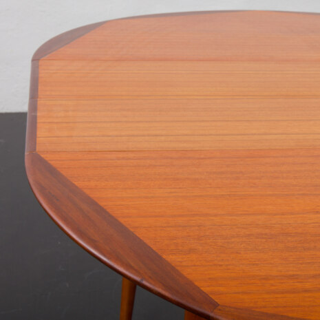 23206 Table de salle à manger ronde scandinave du milieu du siècle en teck avec 2 rallonges dans le style de Svend Aage Madsen, Danemark années 1960.-6 23206 Table de salle à manger ronde scandinave du milieu du siècle en teck avec 2 rallonges dans le style de Svend Aage Madsen, Danemark années 1960.-6