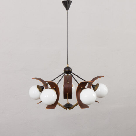 23157 Włoski żyrandol w stylu Silnovo z drewna tekowego i opalizującego białego szkła, lata 1960-2 23157 Włoski żyrandol w stylu Silnovo z drewna tekowego i opalizującego białego szkła, lata 1960-2
