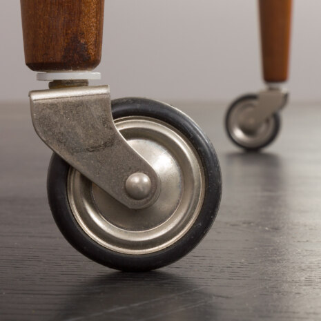 23274 Duński stolik boczny z drewna tekowego na podstawkach, lata 60. 23274 Duński stolik boczny z drewna tekowego na podstawkach, lata 60.