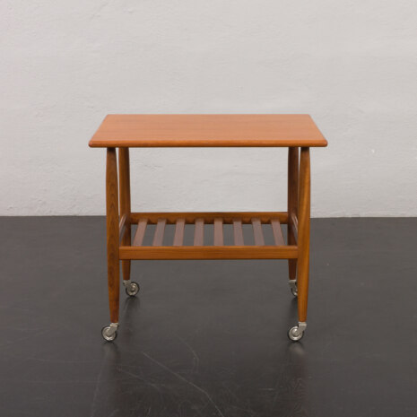 23274 Duński stolik boczny z drewna tekowego na podstawkach, lata 60. 23274 Duński stolik boczny z drewna tekowego na podstawkach, lata 60.