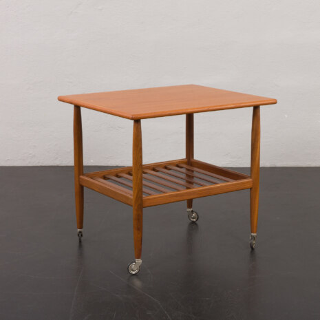 23274 Duński stolik boczny z drewna tekowego na podstawkach, lata 60. 23274 Duński stolik boczny z drewna tekowego na podstawkach, lata 60.