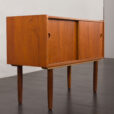23276 Vintage duńska szafka z drewna tekowego z przesuwanymi drzwiami, lata 60.