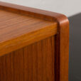 23276 Vintage duńska szafka z drewna tekowego z przesuwanymi drzwiami, lata 1960-11