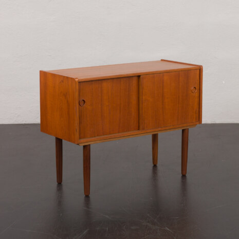23276 Vintage duńska szafka z drewna tekowego z przesuwanymi drzwiami, lata 1960-2 23276 Vintage duńska szafka z drewna tekowego z przesuwanymi drzwiami, lata 1960-2