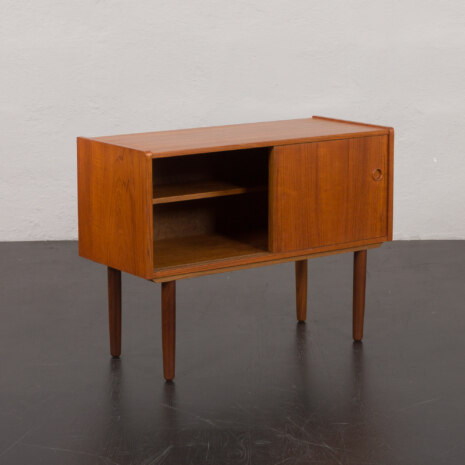23276 Vintage duńska szafka z drewna tekowego z przesuwanymi drzwiami, lata 60. 23276 Vintage duńska szafka z drewna tekowego z przesuwanymi drzwiami, lata 60.