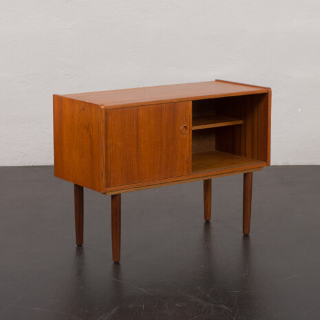 23276 Vintage duńska szafka z drewna tekowego z przesuwanymi drzwiami, lata 60. 23276 Vintage duńska szafka z drewna tekowego z przesuwanymi drzwiami, lata 60.