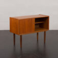 23276 Vintage duńska szafka z drewna tekowego z przesuwanymi drzwiami, lata 60.
