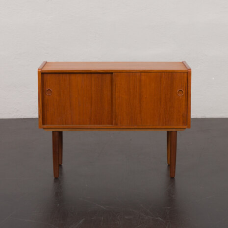 23276 Vintage duńska szafka z drewna tekowego z przesuwanymi drzwiami, lata 60. 23276 Vintage duńska szafka z drewna tekowego z przesuwanymi drzwiami, lata 60.