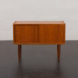 23276 Vintage duńska szafka z drewna tekowego z przesuwanymi drzwiami, lata 60.
