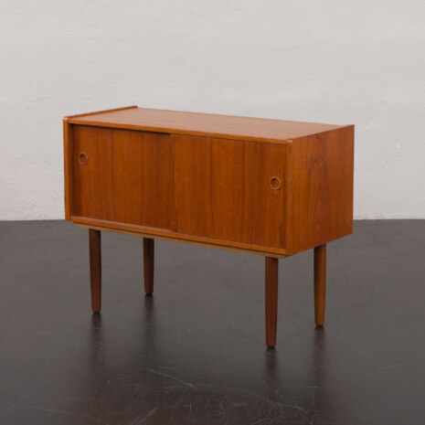 23276 Vintage duńska szafka z drewna tekowego z przesuwanymi drzwiami, lata 1960-8 23276 Vintage duńska szafka z drewna tekowego z przesuwanymi drzwiami, lata 1960-8