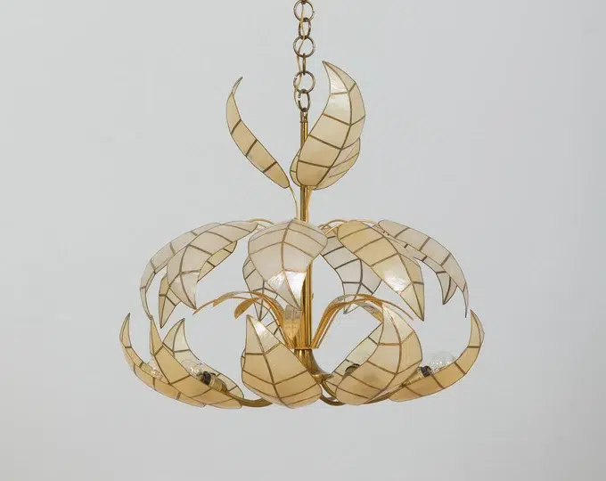 Włoski żyrandol o florystycznym kształcie z mosiądzu i masy perłowej, lata 70.