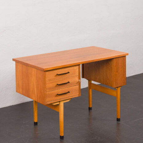 23150 Bureau scandinave autoportant en teck avec 3 tiroirs, Norvège 1960-10 23150 Bureau scandinave autoportant en teck avec 3 tiroirs, Norvège 1960-10