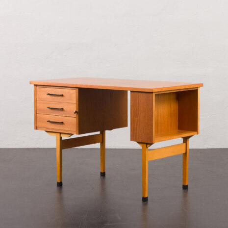 23150 Bureau scandinave autoportant en teck avec 3 tiroirs, Norvège 1960-3 23150 Bureau scandinave autoportant en teck avec 3 tiroirs, Norvège 1960-3