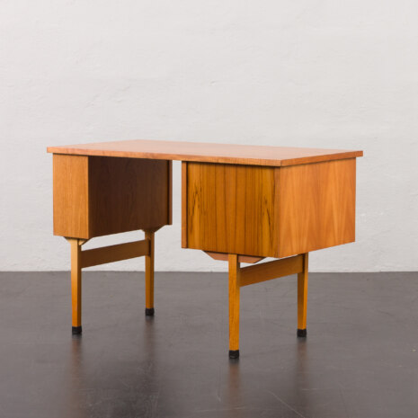 23150 Bureau scandinave autoportant en teck avec 3 tiroirs, Norvège 1960-8 23150 Bureau scandinave autoportant en teck avec 3 tiroirs, Norvège 1960-8