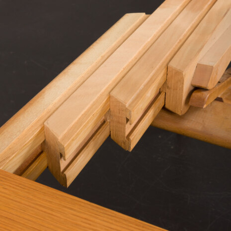 23190 Henning Kjærnulf. Okrągły stół z fornirowanego drewna tekowego z przedłużeniem, lata 1960-13 23190 Henning Kjærnulf. Okrągły stół z fornirowanego drewna tekowego z przedłużeniem, lata 1960-13