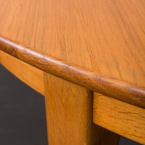 23190 Henning Kjærnulf. Okrągły stół z fornirowanego drewna tekowego z przedłużeniem, lata 1960-19 23190 Henning Kjærnulf. Okrągły stół z fornirowanego drewna tekowego z przedłużeniem, lata 1960-19