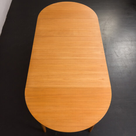 23190 Henning Kjærnulf. Okrągły stół z fornirowanego drewna tekowego z przedłużeniem, lata 1960-5 23190 Henning Kjærnulf. Okrągły stół z fornirowanego drewna tekowego z przedłużeniem, lata 1960-5