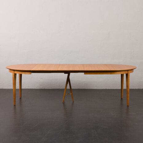 23190 Henning Kjærnulf. Okrągły stół z fornirowanego drewna tekowego z przedłużeniem, lata 1960-6 23190 Henning Kjærnulf. Okrągły stół z fornirowanego drewna tekowego z przedłużeniem, lata 1960-6