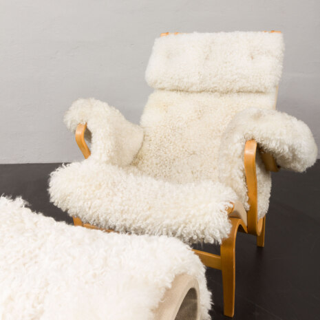 23536 Pernilla lounge chair with footstool by Bruno Mathsson in natural sheepskin-13 23536 Pernilla lounge chair with footstool by Bruno Mathsson in natural sheepskin-13