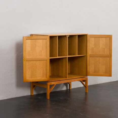 23541 Christen Hvidt solid oak cabinet for Soborg Mobelfabrik, Denmark 1970s-4 23541 Christen Hvidt solid oak cabinet for Soborg Mobelfabrik, Denmark 1970s-4