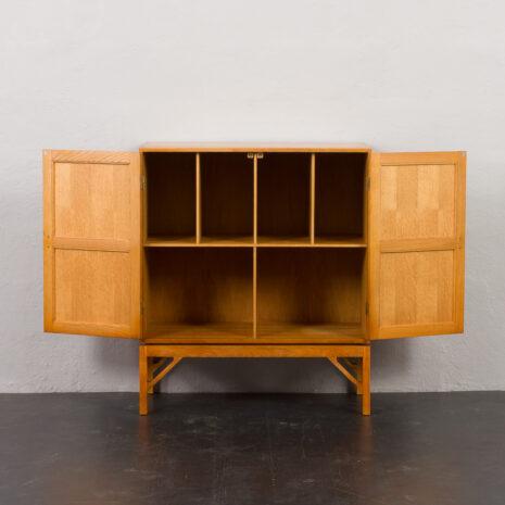 23541 Christen Hvidt solid oak cabinet for Soborg Mobelfabrik, Denmark 1970s-5 23541 Christen Hvidt solid oak cabinet for Soborg Mobelfabrik, Denmark 1970s-5
