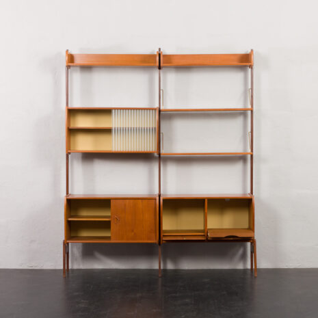 23365 Meuble mural scandinave indépendant à deux compartiments en teck, datant du milieu du siècle dernier, Norvège, années 1960-1966. 23365 Meuble mural scandinave indépendant à deux compartiments en teck, datant du milieu du siècle dernier, Norvège, années 1960-1966.