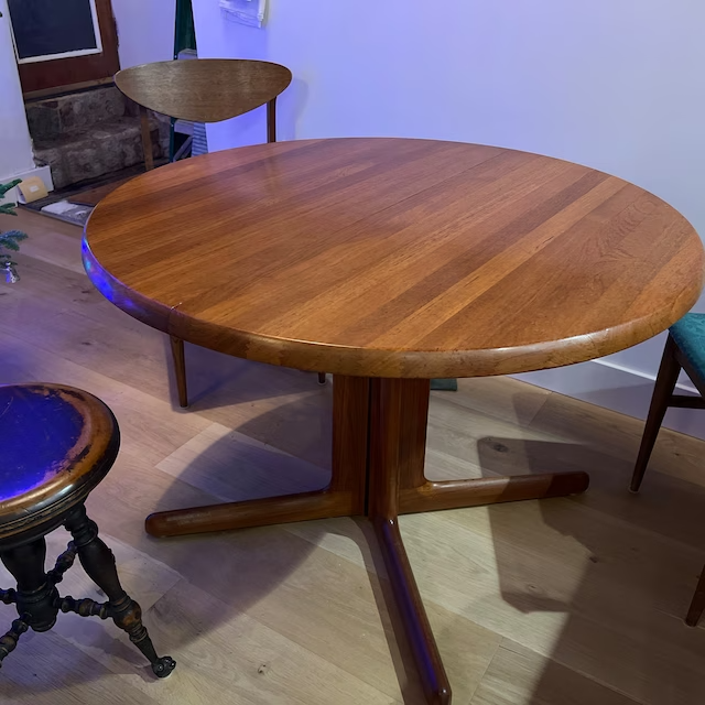 Vintage kulatý rozkládací stůl s podstavcem z masivního teakového dřeva a 2 listy, průměr 105 cm, Dánsko, 60. léta 20. století.