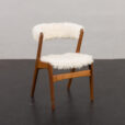 Duńskie krzesło Fire Chair z drewna tekowego i naturalnej owczej skóry, proj. Kai Kristiansen dla Schou Andersen, Dania, lata 60.