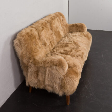 23161 08032023 Peter Hvidt & Orla Mølgaard-Nielsen for Fritz Hansen. Tre-pers. sofa, model _1747_ 6351438-14 23161 08032023 Peter Hvidt & Orla Mølgaard-Nielsen for Fritz Hansen. Tre-pers. sofa, model _1747_ 6351438-14