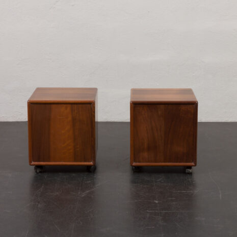 24139 Fabio Lenci a pair of walnut nightstands-7 24139 Fabio Lenci a pair of walnut nightstands-7