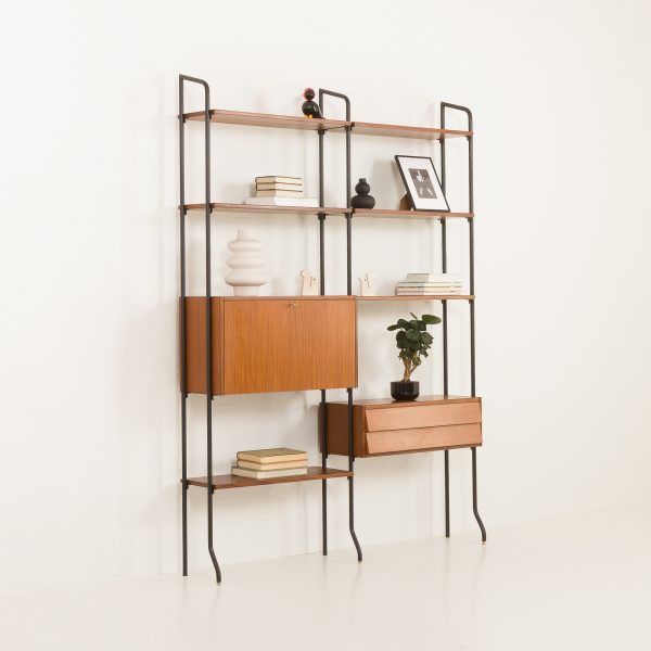 Meuble mural double face italien du milieu du siècle en teck, modèle " Aedes " par Amma Torino, années 1950