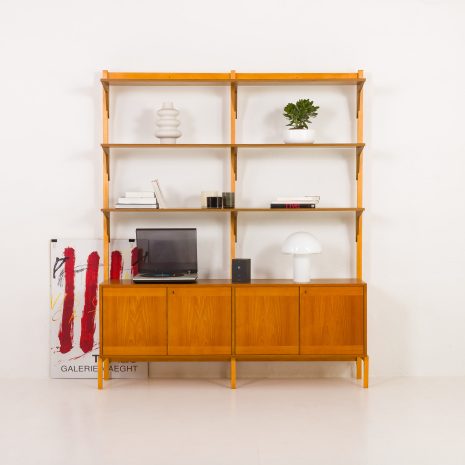 24132 Double Svelvik -1 Système mural scandinave du milieu du siècle avec un buffet et 3 grandes étagères, années 1970